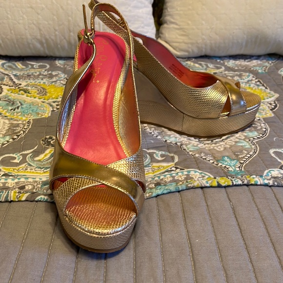 Lilly Pulitzer Gold wedge shoes sandals Sz 8 EUC - Picture 1 of 6